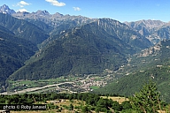 Ripresa panoramica di Bobbio Pellice dalle montagne circostanti.
